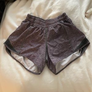 Lululemon Hotty Hot Short Low-Rise 4“ in Heathered Black